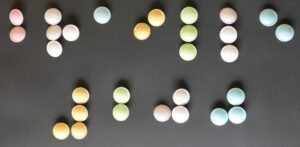 Multicolored fizzy UFO candies are arranged to form the Braille lettering “Braille 200.” Each letter is made up of UFOs in a single, consistent color, making the individual characters clearly distinguishable from one another.

Mehrfarbige Brause-UFOs so arrangiert, dass sie in Brailleschrift den Schriftzug „Braille 200“ bilden. Jeder Buchstabe besteht jeweils aus UFOs der gleichen Farbe, wodurch die einzelnen Zeichen deutlich voneinander unterscheidbar sind.
