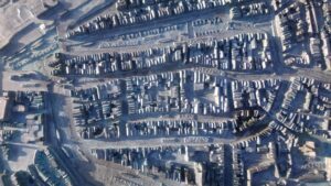 Closeup of the central neighbourhoods of Harlingen on the bronze city model. This central district is comprised out of a few housing blocks entirely surrounded by canals. All streets and canals are labelled, and water surfaces and land are distinguished by different tactile textures.
