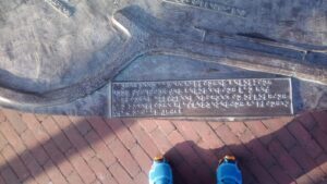 A braille text written in Dutch on the margin of the city model stating that the artwork was donated to the city by the Foundation for the Promotion of Harlingen's Historical Heritage in 2022.